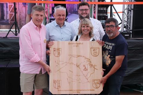 Die Bürgermeister der Euro-Bärentaler (v.l.n.r.): Johannes Albrecht (Feldberg-Bärental), Jörg-Michael Teply (Wurmberg-Neubärental), Sonya Feinig (vorne, Feistritz/Kärnten), Morris Stoupal (Bärenthal/Tuttlingen) und Serge Weil (Baerenthal/Lothringen)