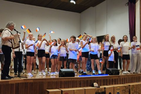 Eine tolle Stimmung herrschte am Abschlussabend der deutsch-französischen Jugendfreizeit in der Wurmberger Turn- und Festhalle.