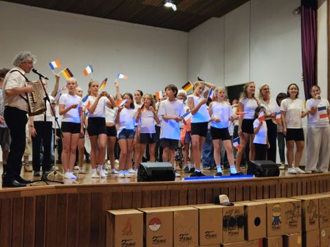 Eine tolle Stimmung herrschte am Abschlussabend der deutsch-französischen Jugendfreizeit in der Wurmberger Turn- und Festhalle.