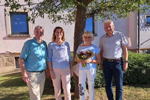 Bürgermeister Jörg-Michael Teply (rechts) begrüßt zusammen mit Volkshochschuldirektor Heiko Müller und Evangelia Sideri (VHS-Fachbereichsleitung Außenstellen) die neue Ansprechpartnerin für die VHS-Außenstelle Wurmberg, Tanja Dietz (v.l.n.r.)