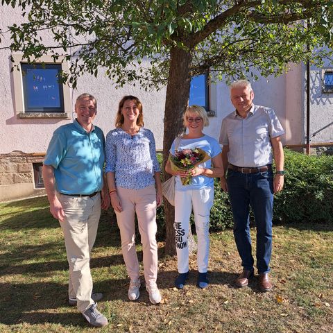 Bürgermeister Jörg-Michael Teply (rechts) begrüßt zusammen mit Volkshochschuldirektor Heiko Müller und Evangelia Sideri (VHS-Fachbereichsleitung Außenstellen) die neue Ansprechpartnerin für die VHS-Außenstelle Wurmberg, Tanja Dietz (v.l.n.r.)