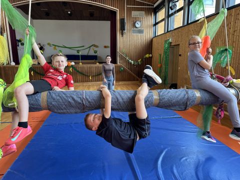 Mottosporttag - Kinder hangeln sich durch den Dschungel