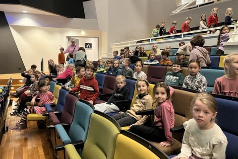gespanntes Warten auf den Theaterstart