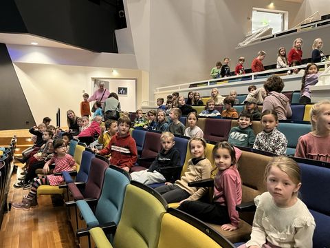 gespanntes Warten auf den Theaterstart