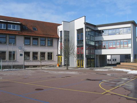 Modernisiert - Grundschule von außen